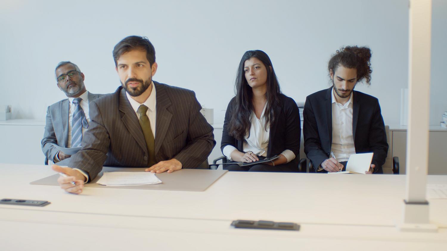 Equipo diverso de profesionales trabajando en conjunto, representando la alineación cultural en la empresa