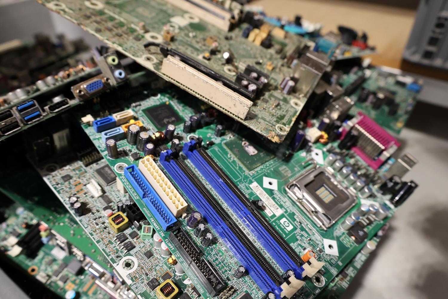 Montón de placas de circuito impreso obsoletas que representan la acumulación de residuos electrónicos y la problemática del e-waste.
