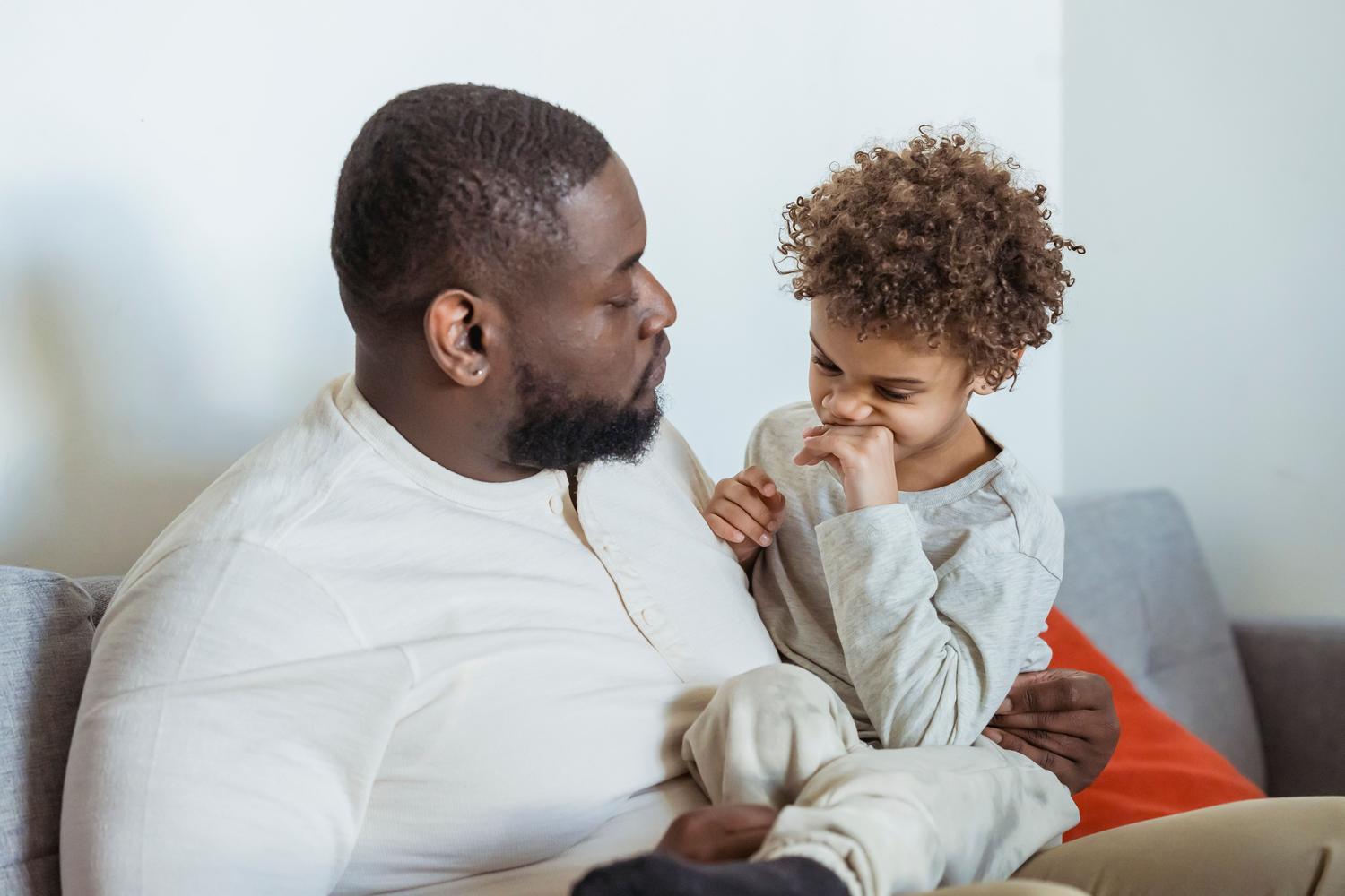 Padre practicando la escucha activa y presencia total con su hijo, mostrando empatía y cercanía.