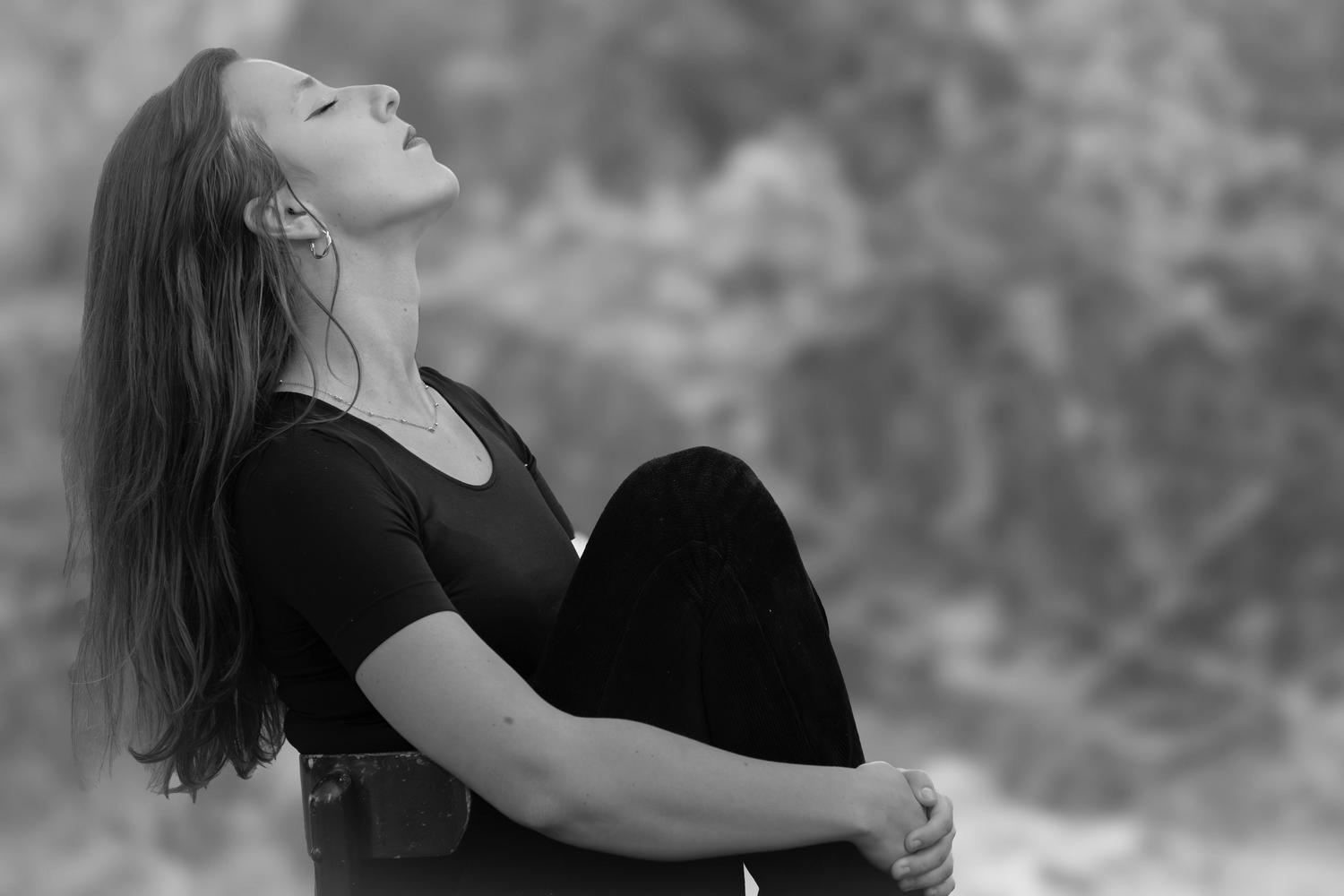 Retrato artístico en blanco y negro de una mujer practicando el grounding y la introspección para superar la ansiedad