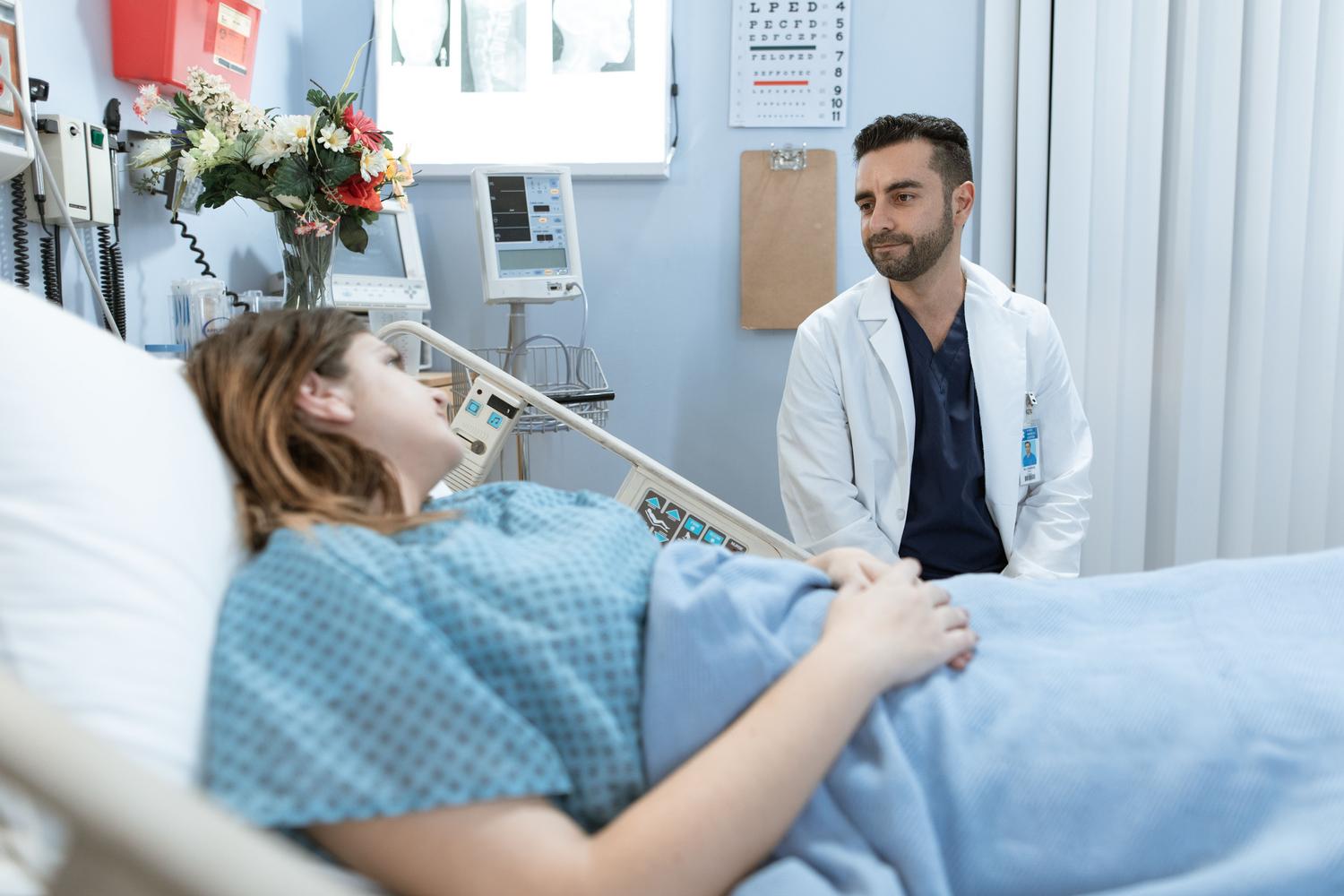 Médico brindando apoyo y consulta a un paciente em entorno hospitalario