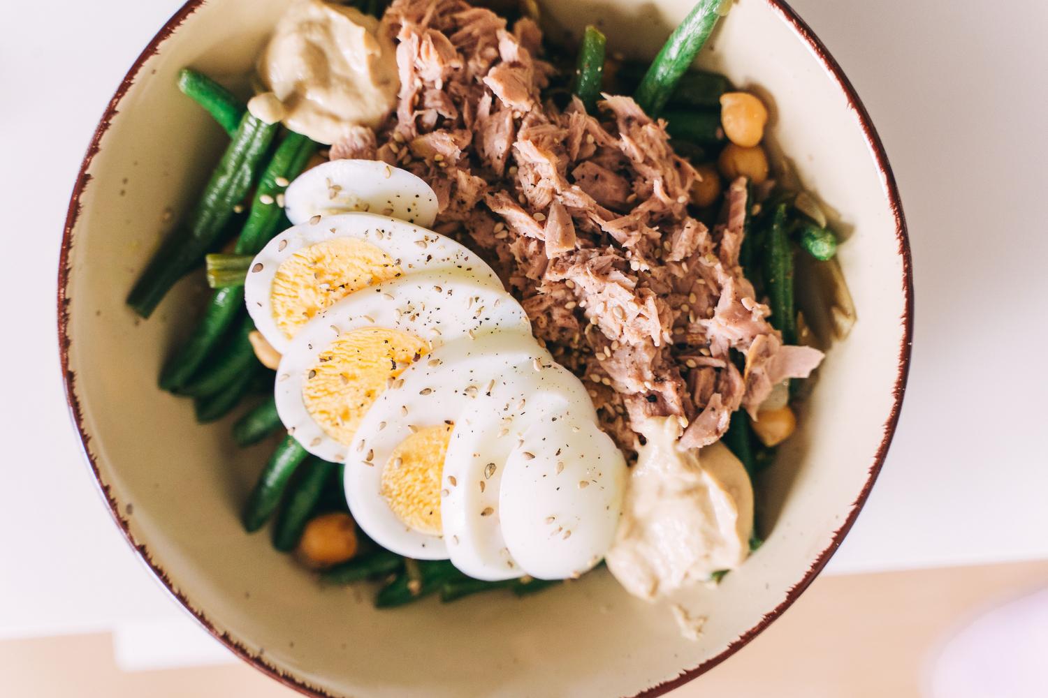 Plato nutritivo rico em proteínas com atún y huevos, fundamental para el tratamiento nutricional de la caquexia
