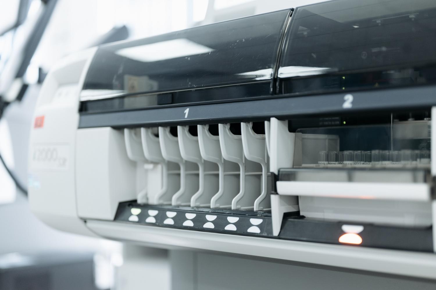 Equipamiento de laboratorio avanzado para el análisis de biomarcadores circulantes en sangre y saliva