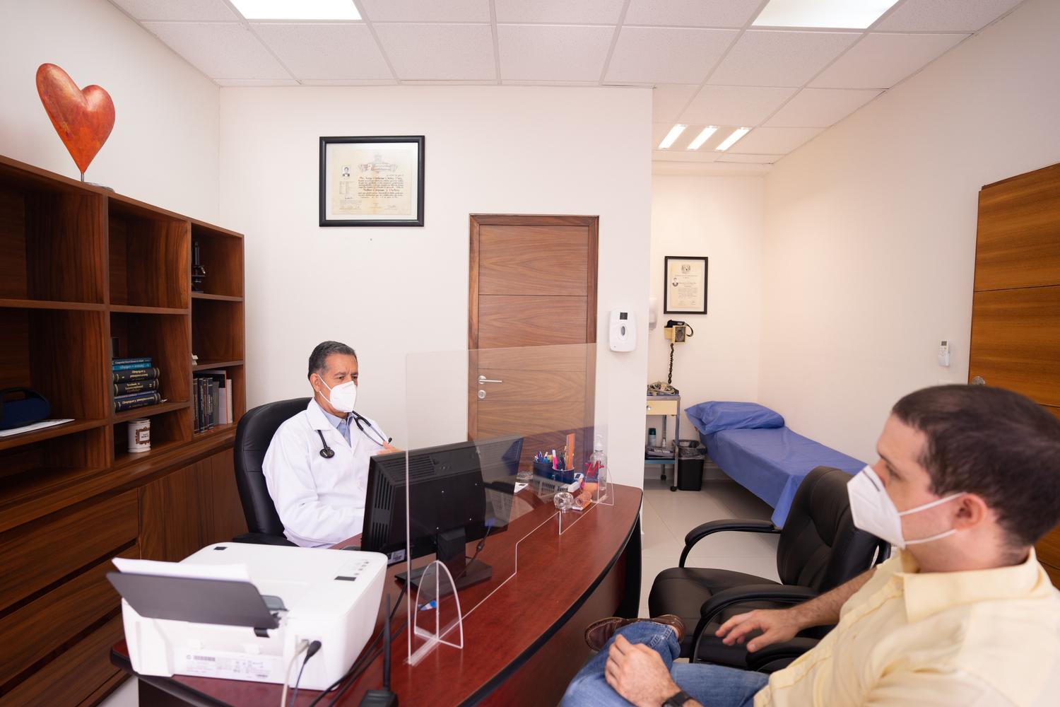 Consulta médica entre un urólogo y un paciente en una clínica moderna para el diagnóstico preventivo