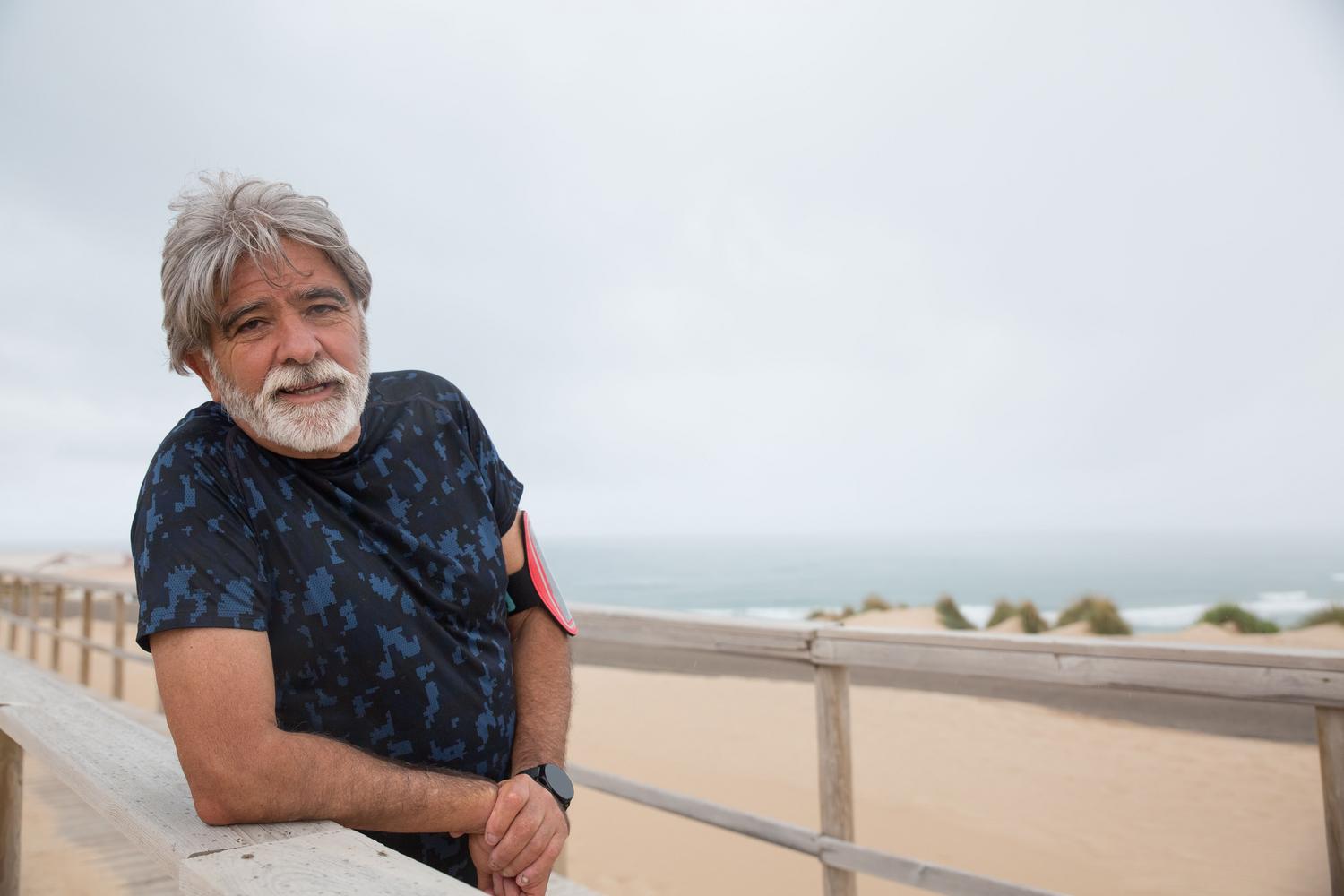 Retrato de un hombre mayor saludable, representando el grupo de riesgo principal para la salud prostática