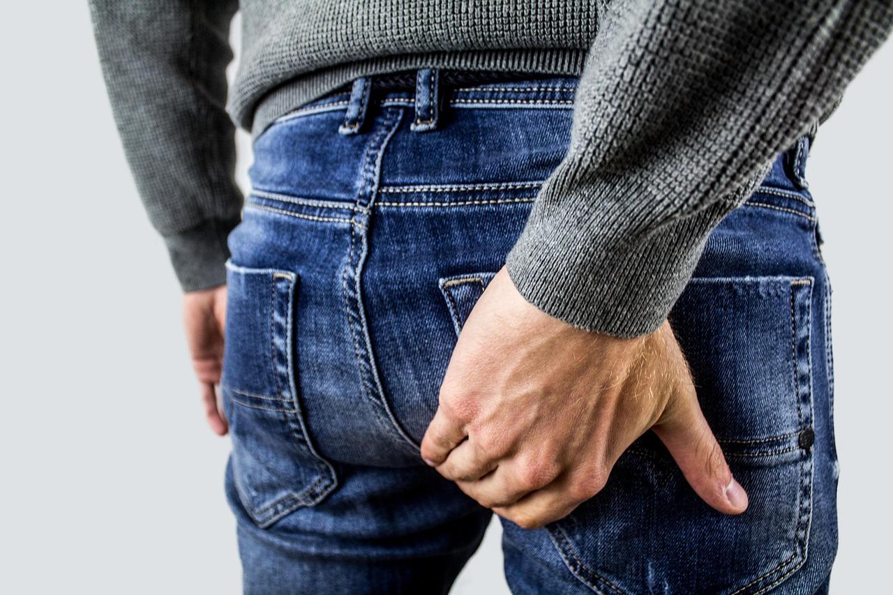 Hombre mayor sintiendo molestias en la zona pélvica, representando los síntomas urinarios del cáncer de próstata