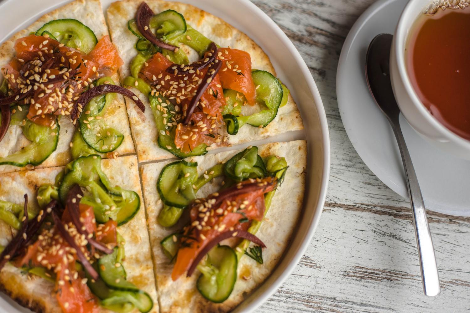 Tostadas ligeras de salmón y pepino acompañadas de una infusión relajante, perfectas para el ritual nocturno.