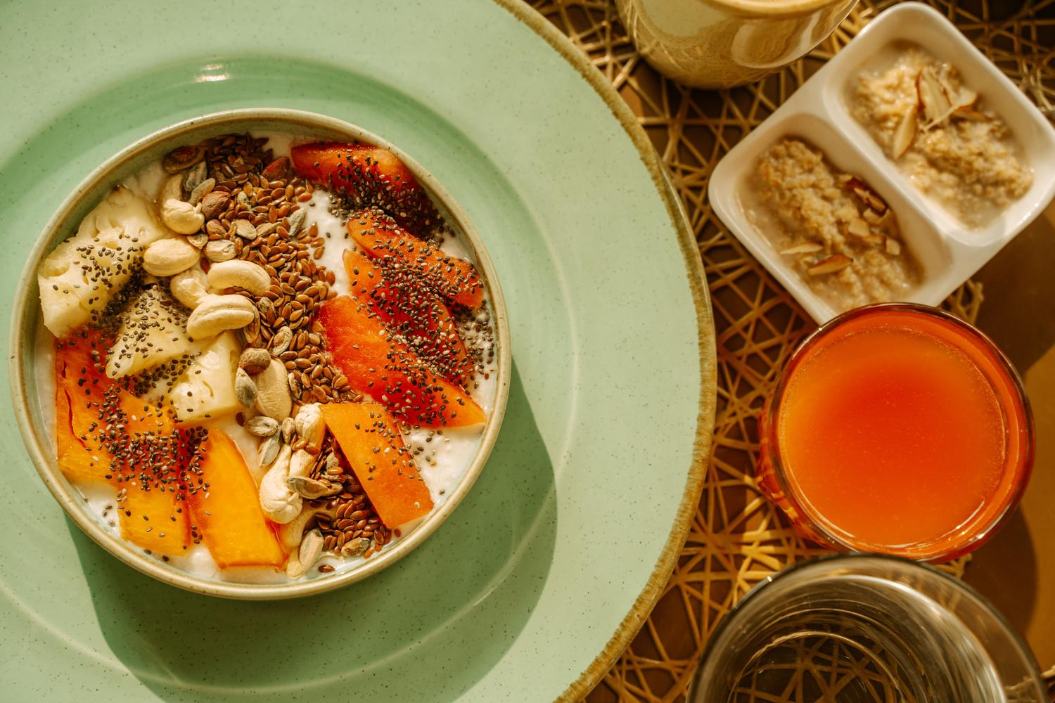 Bowl de yogur griego con semillas y frutas rojas, rico en antioxidantes y proteínas.
