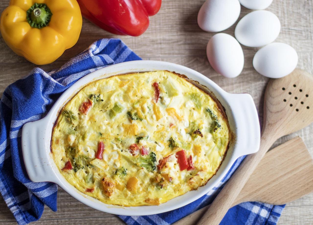 Frittata de verduras casera al horno, una opción salada y nutritiva para el desayuno.