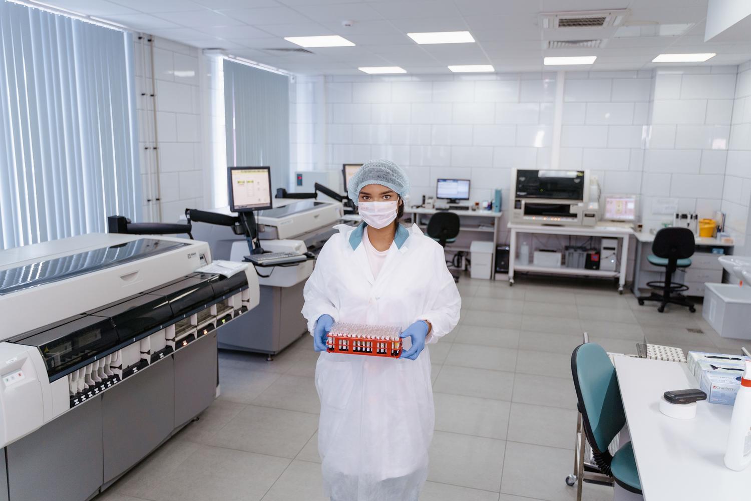 Científico en un laboratorio moderno analizando muestras genéticas para el desarrollo de la medicina de precisión.