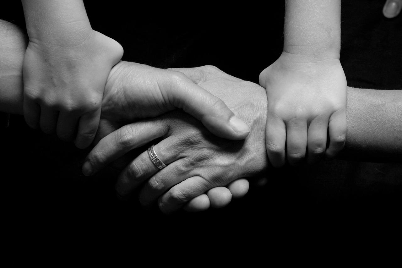 Familia brindando apoyo y afecto a un niño, representando el lado humano y el acompañamiento en trastornos del neurodesarrollo.
