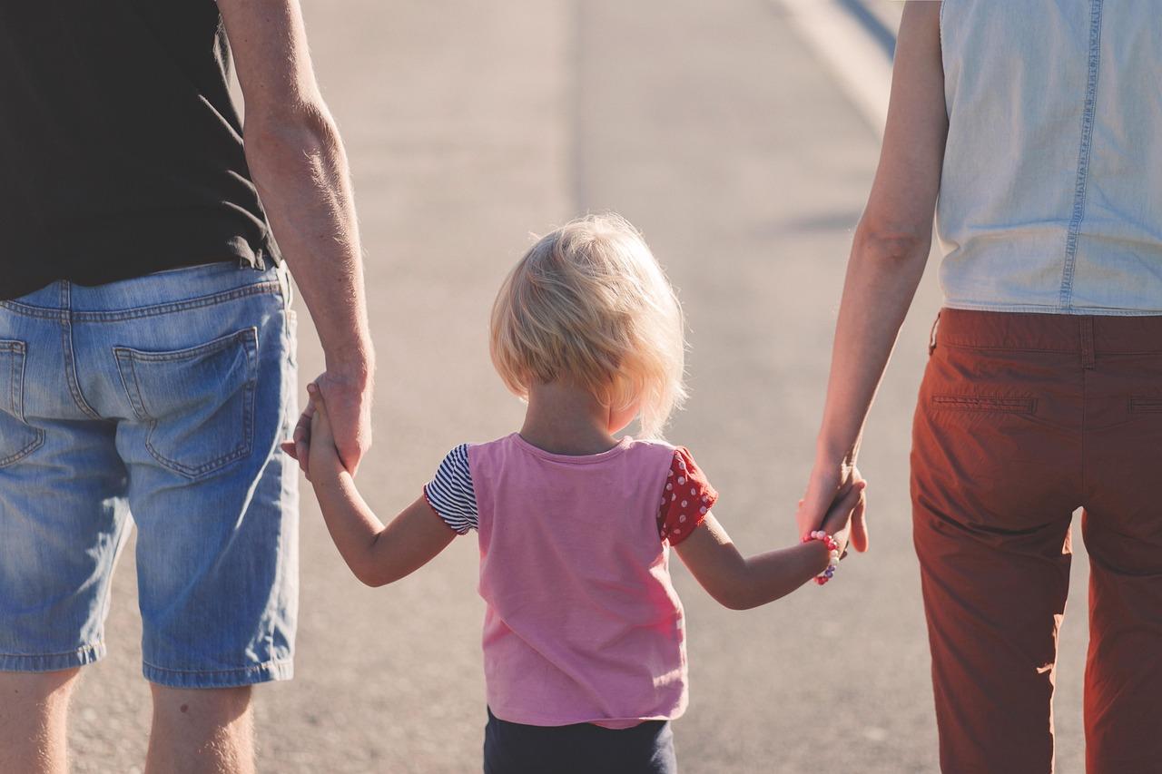 Una familia tomándose de las manos, simbolizando el apoyo y la unión frente a enfermedades genéticas raras.