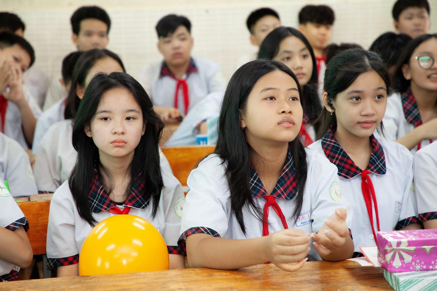 Grupo de adolescentes atentos e concentrados durante uma aula, ilustrando o impacto positivo do mindfulness no rendimento acadêmico.