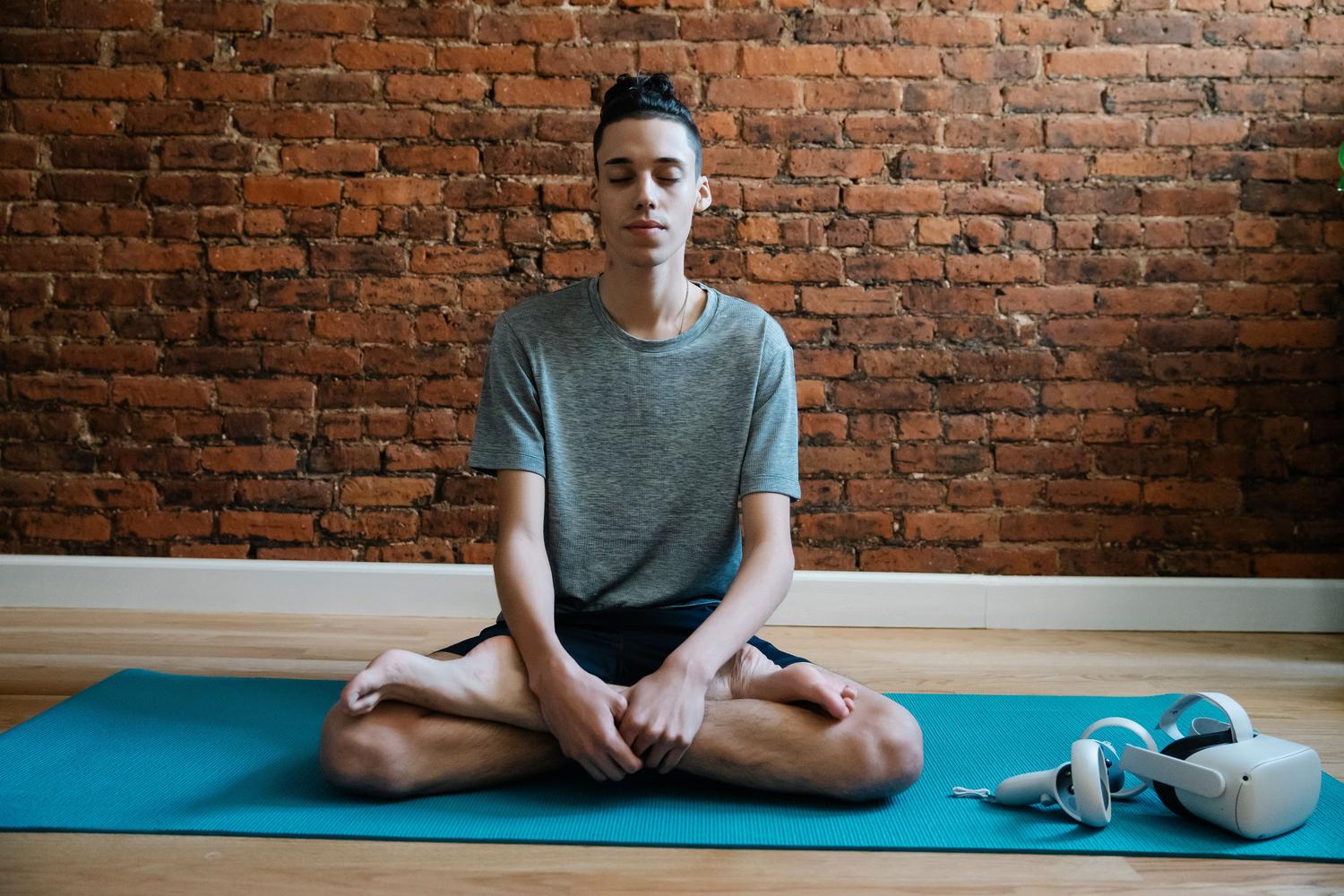 Joven adolescente meditando en postura de loto, concentrado y en calma, representando la práctica directa del mindfulness.