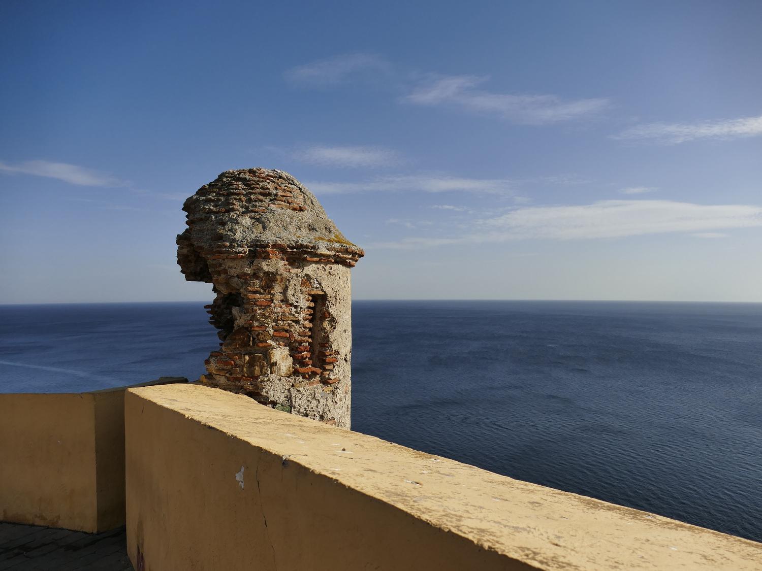 Detalle de una garita de vigilancia en las antiguas Murallas Reales de Ceuta con vistas al mar Mediterráneo. Detalle de una garita de vigilancia en las antiguas Murallas Reales de Ceuta con vistas al mar Mediterráneo.