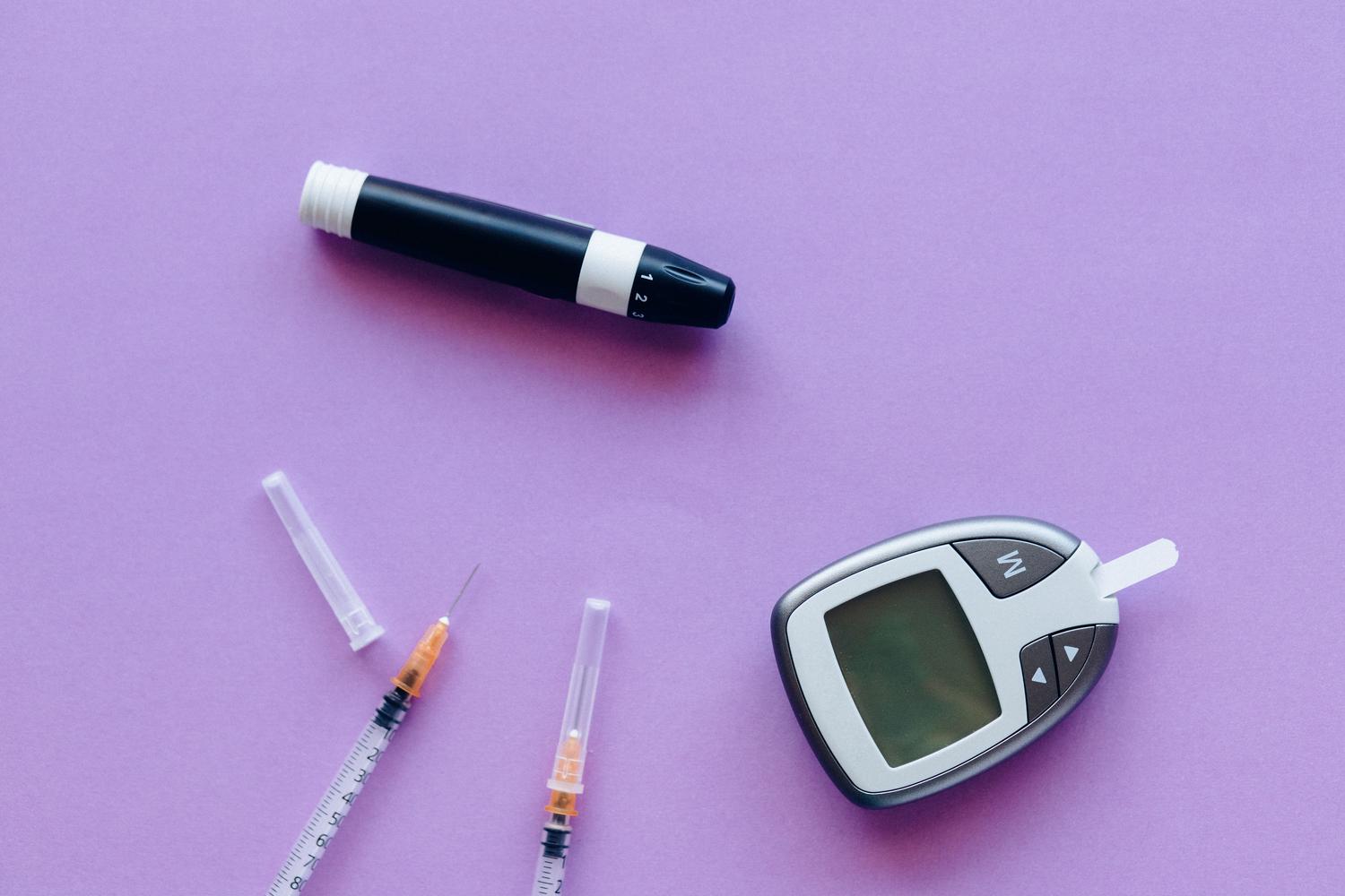 Set de herramientas para diabéticos que incluye glucómetro, pluma de insulina y jeringas