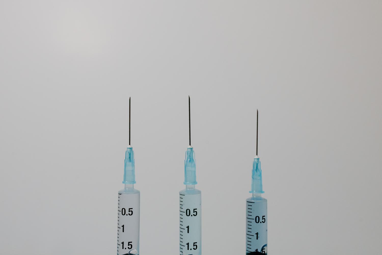 Primer plano de jeringas médicas preparadas para la aplicación de insulina