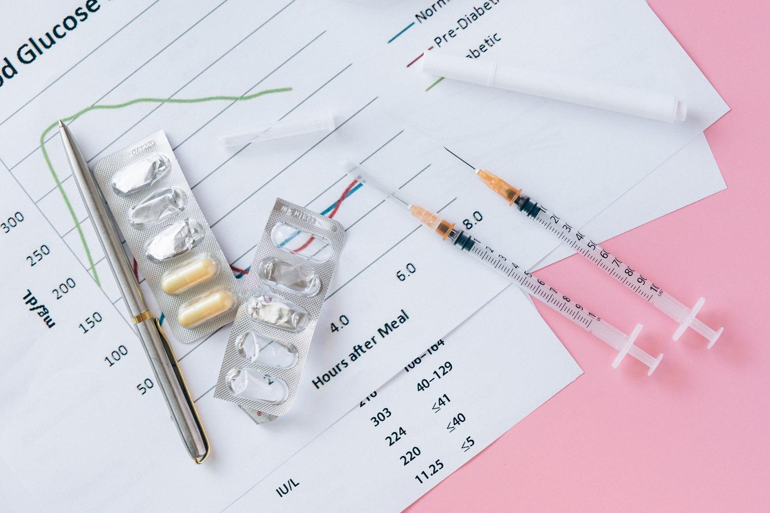 Kit de gestión de la diabetes con gráficas de glucosa en sangre, jeringas y medicación