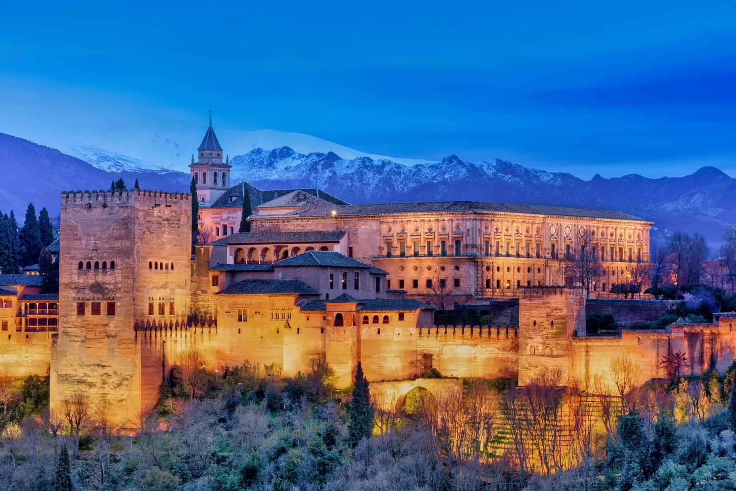 Vista panorámica de la Alhambra en Granada Vista panorámica del Palacio de la Alhambra en Granada, epicentro de la cultura y la producción textil nazarí.