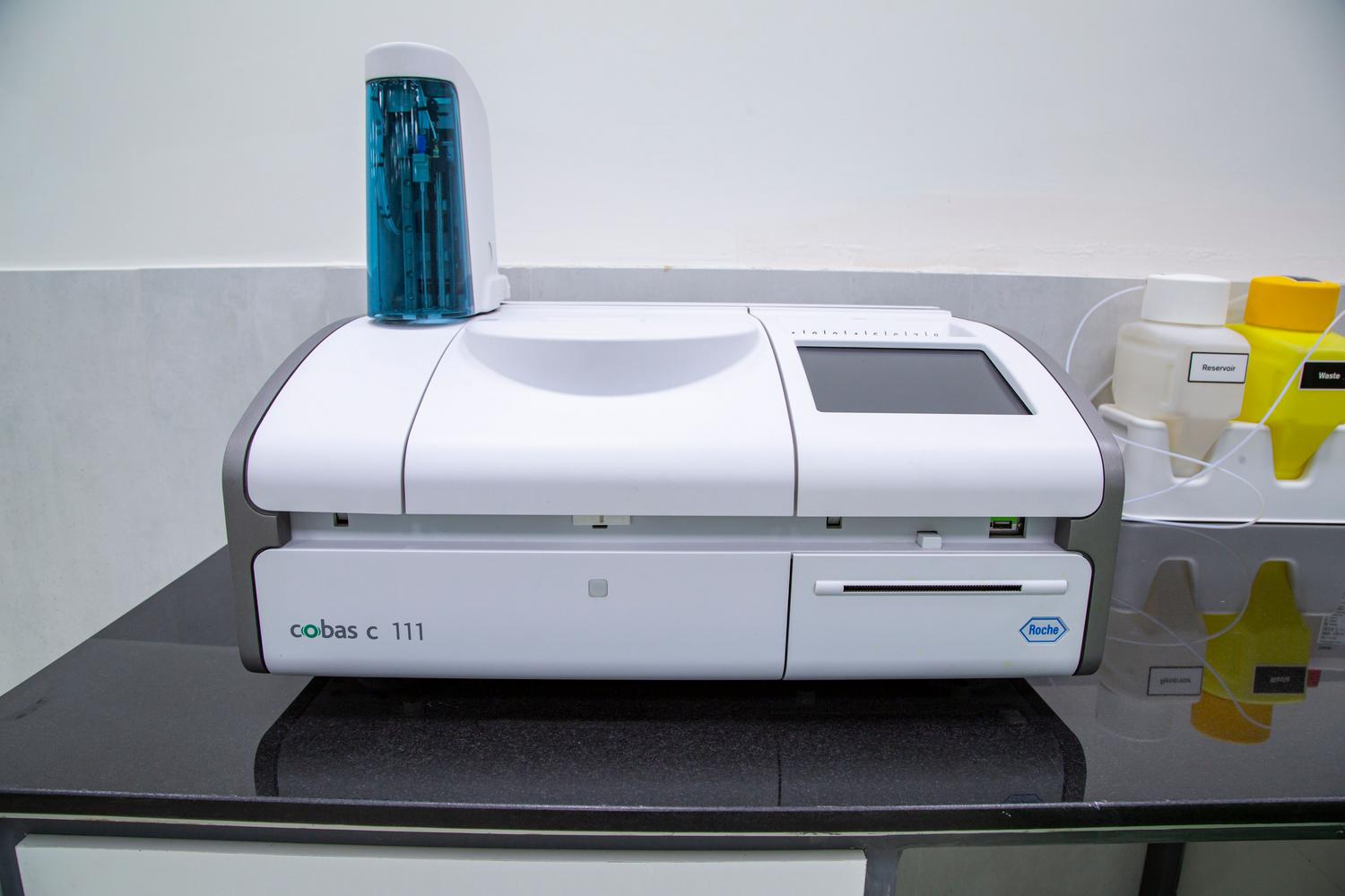 Analizador médico de alta tecnología utilizado para la cuantificación experimental de biomarcadores bioquímicos.