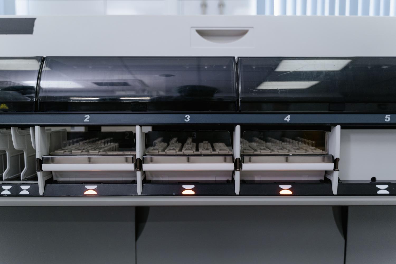 Plataforma de laboratorio automatizada de alto rendimiento para el análisis masivo de datos en medicina de precisión y ciencias ómicas.