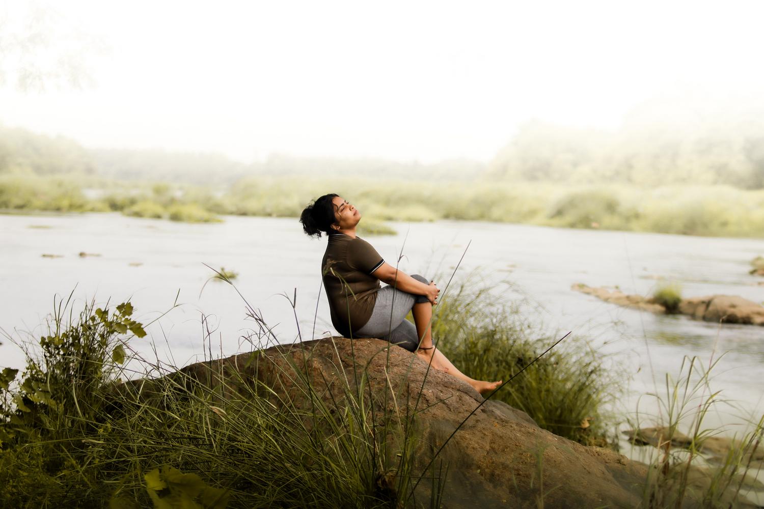 Mujer disfrutando de un momento de paz junto al río, abrazando la serenidad de la naturaleza para su salud mental. Mujer disfrutando de un momento de paz junto al río, abrazando la serenidad de la naturaleza para su salud mental.