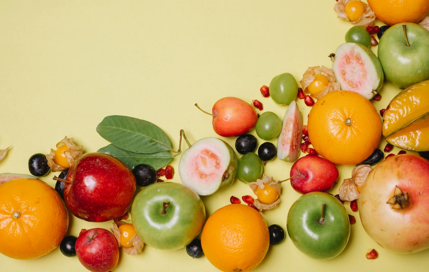 Primer plano de frutas y bayas frescas, fuentes naturales de antioxidantes que combaten los radicales libres.