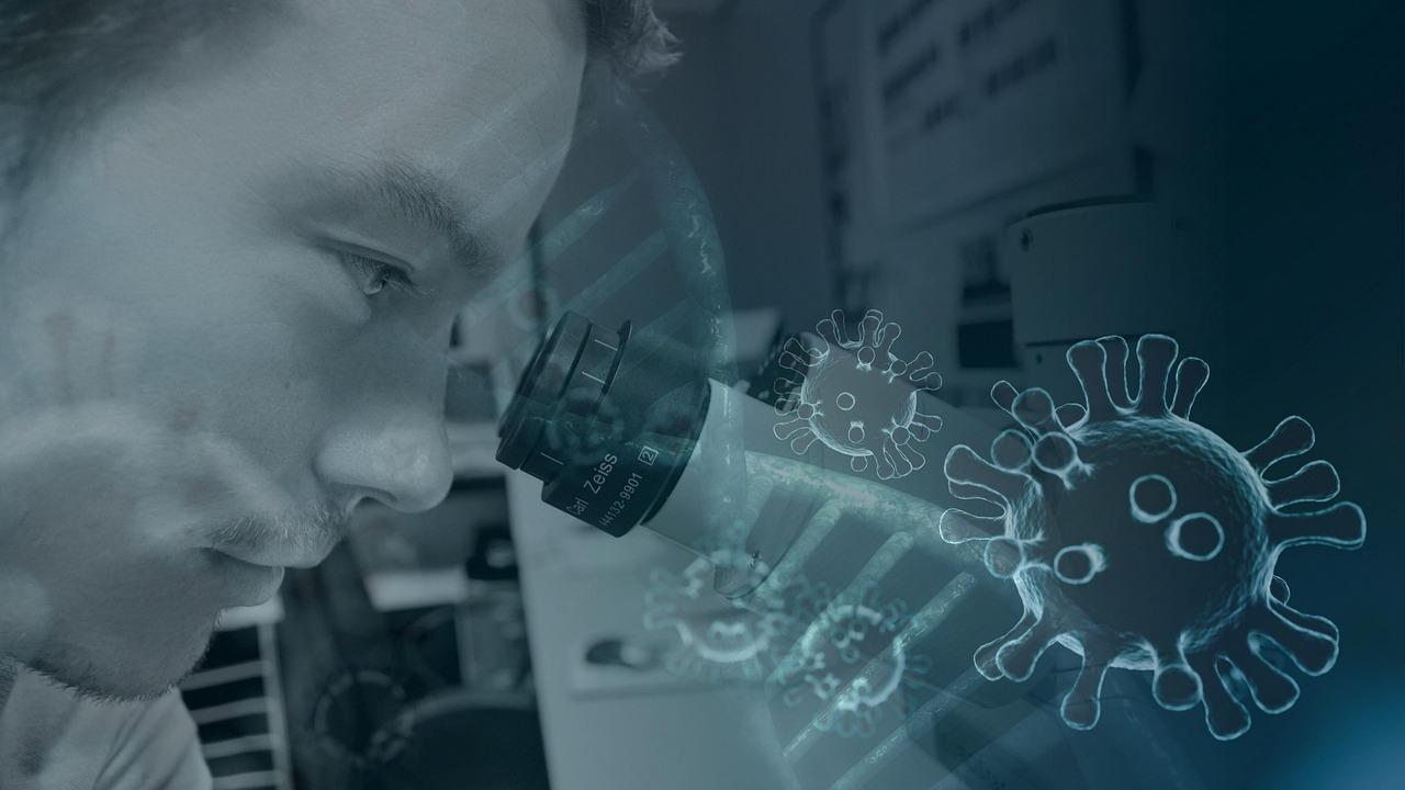 Entorno de laboratorio de microbiología donde se analizan las secuencias genéticas y firmas mutacionales.