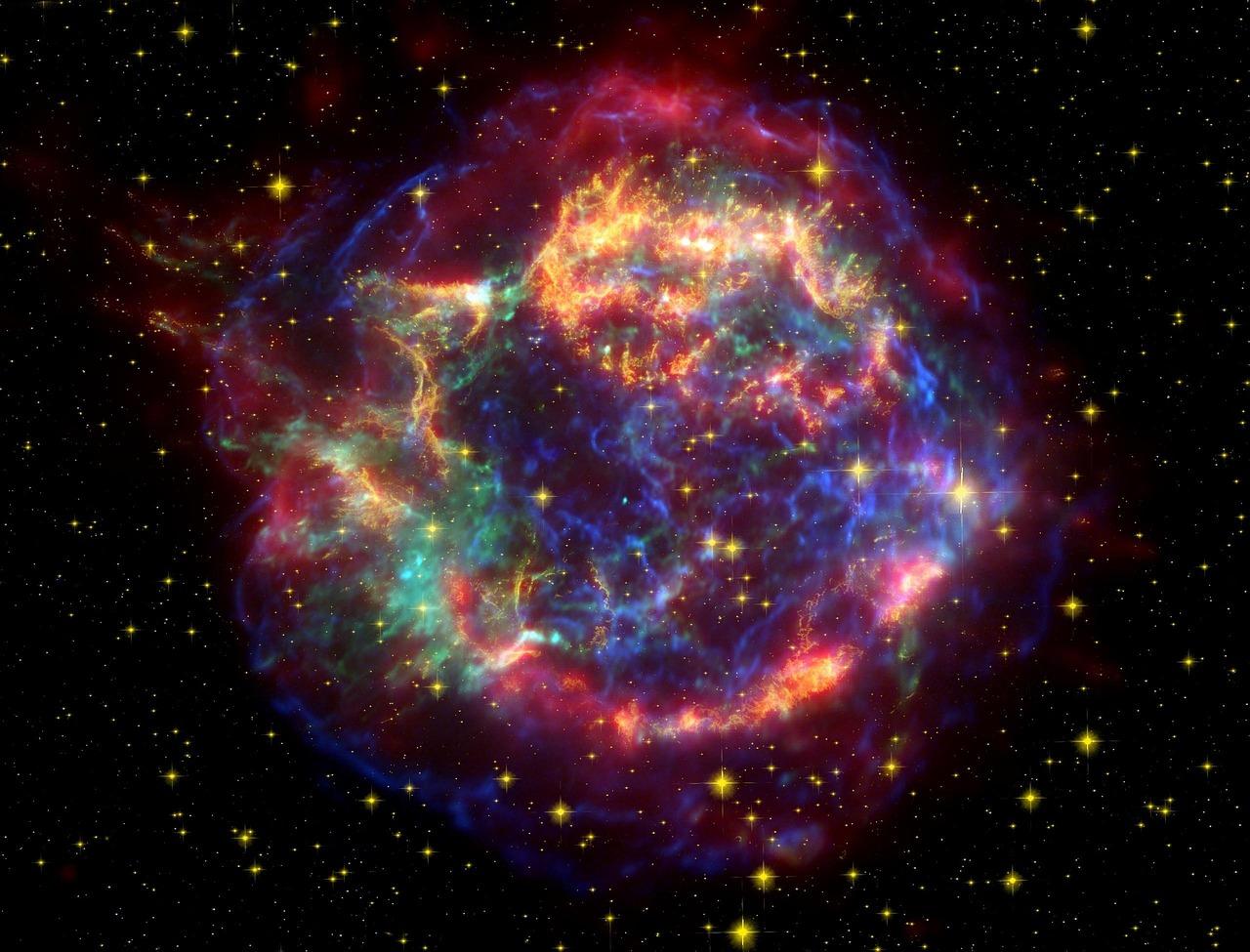 Remanente de supernova Cassiopeia A, ilustrando a explosão de uma estrela masiva que puede dar lugar a un agujero negro.
