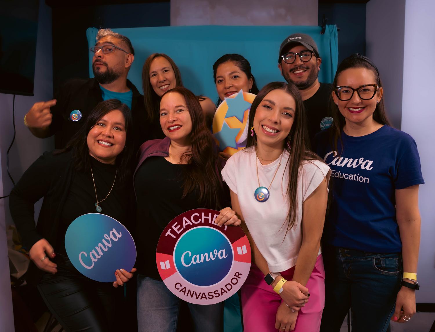Grupo de docentes sonrientes en una sesión de formación colaborativa, ejemplificando las estrategias de prevención y trabajo en equipo.