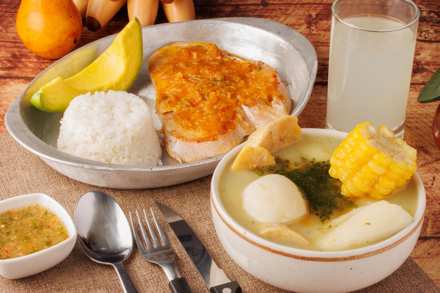 Plato balanceado con arroz, pescado y aguacate, representando la combinación de cereales y proteínas